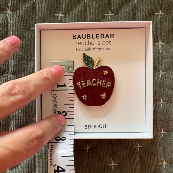 🎓 BaubleBar “Teacher’s Pet” Apple Brooch | NIB - Picture 3 of 4